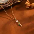Élégant collier pendentif tulipe doré avec pierres vertes et claires, fond vintage. - Tulipe (T079) / Collier en Zircone Blanche / Or