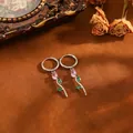 Vue détaillée des créoles tulipes en acier inoxydable avec pierres rose et vert - Tulipe (T079) / Boucles d'Oreilles Strass Roses / Argent