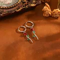 Gros plan de boucles d'oreilles tulipes en acier inoxydable avec pierres précieuses - Tulipe (T079) / Boucles d'oreilles Zirconium Rouge / Argent