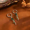 Vue détaillée de boucles d'oreilles tulipes argentées avec pierres précieuses vertes. - Tulipe (T079) / Boucles d'oreilles zircon vert / Argent