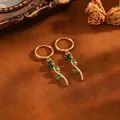 Détail de boucles d'oreilles tulipes dorées avec pierres vert émeraude, style vintage. - Tulipe (T079) / Boucles d'oreilles zircon vert / Or