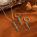 Vue détaillée en gros plan du parure de bijoux fleurs en argent avec zircons bleus et verts. - Tulipe (T079) / Parure Collier et Boucles d'Oreilles Strass Bleu / Argent