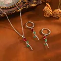 Vue détaillée d'une parure collier et boucles d'oreilles fleur en zircon rouge et vert de luxe - Tulipe (T079) / Parure Collier et Boucles d'Oreilles Strass Rouge / Argent