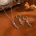Vue détaillée de l'ensemble collier et boucles d'oreilles fleurs en zircon rose et vert. - Tulipe (T079) / Parure Collier et Boucles d'Oreilles Strass Rose / Argent