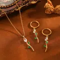 Vue détaillée de l'ensemble collier et boucles d'oreilles fleur en zircon sur fond vintage - Tulipe (T079) / Parure Collier et Boucles d'Oreilles Strass Blanc / Or