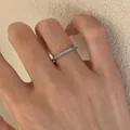 Detailopname van een minimalistische eternity-ring met turkooisblauwe stenen - Minimalistische pavé band ring (k923) / Paraiba Kleur