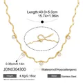 Detail van vergulde roestvrijstalen golfketting met heldere zirkonia steentjes - Golvende Zirconia Halsketting (JDN0304300) / 40+5cm / Goud