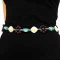Vue détaillée d'une chaîne de taille boho avec perles turquoise et fleurs en bois sur robe - Style Tissé Ethnique / Vert (M-536)