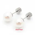 Minimalistische Edelstahl-Ohrstecker mit glänzenden runden weißen Muschelperlen - Zahnradverschluss / 8mm Perle / Silber