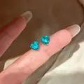 Funkelnde aquablaue Herz-Zirkonia-Ohrstecker in silberfarbener Fassung - Nur Ohrringe / Silber-Blau