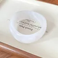 Elegante witte gemarmerde acryl ronde armband met een minimalistisch en dik ontwerp. - Minimalistische Brede Ronde Armband / Transparant Wit Marmer
