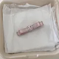 Elegante roze satijze satijnen lint haarclip met fonkelende vierkante strass steen voor dames mode - Franse Eendenbekclip / Roze Strikje