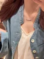 Collier arc-en-ciel élégant en argent avec des pierres colorées porté sur le cou d'un modèle - Collier - Argent - Multicolore