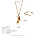 Elegante collar con colgante de rosa de acero inoxidable chapado en oro 18K y piedra roja - Mayo Rosa (N3945_Gold_5) / Oro de 18K