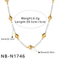 Detalle del collar de acero inoxidable dorado con perlas y dijes de rombos - Estilo Perla Diamante (NB-N1746) / Chapado de 18K / Dorado