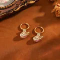 Eleganti orecchini a cerchio a forma di cigno con occhio di gatto rosa e zirconi - Orecchini A Cigno T064 In Polvere D'oro Con Diamanti