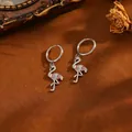 Orecchini a cerchio fenicottero in argento con pietre rosa occhio di gatto e zirconi. - Orecchini T064 In Argento Con Diamanti Rossi A Forma Di Fenicottero
