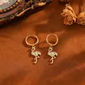 Eleganti orecchini a cerchio fenicottero dorati con zirconi e accenti colorati. - Orecchini Fenicottero T064 In Oro E Diamanti Blu