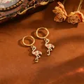 Eleganti orecchini a cerchio con ciondolo fenicottero dorato, smalto rosa e zirconi - Orecchini Fenicottero T064 In Oro E Diamanti Rossi
