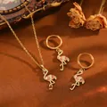 Elegante set collana e orecchini fenicottero dorato con smalto rosa e dettagli zirconi - Set Fenicottero T064 In Oro E Diamanti Rossi