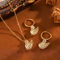 Elegante set di collana e orecchini a cerchio con ciondolo a cigno e zirconi chiari - Set Cigno T064 In Oro E Diamanti Bianchi