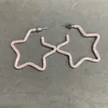 Orecchini a cerchio a forma di stella rosa stropicciati con perni in argento moda - Ago d'argento / Rosa
