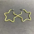 Orecchini a cerchio a forma di stella plissettati gialli con ago in argento - Ago d'argento / Giallo