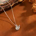 Elegante collana a forma di cigno in argento con pietre di zircone su sfondo marrone. - Collana T064 Cigno In Argento E Diamanti