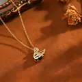 Collana elegante a forma di cigno dorato con zirconi brillanti e pietra occhio di gatto - Collana T064 Cigno In Oro Nero E Diamanti