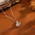 Collana cigno d'argento con pietra rosa scintillante e zirconi su sfondo marrone caldo - Collana T064 Cigno In Argento E Diamanti Rosa