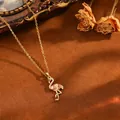 Elegante collana con ciondolo a fenicottero dorato con smalto rosa e strass brillanti - Collana Fenicottero T064 In Oro E Diamanti Rossi