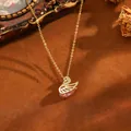 Elegante collana con ciondolo a cigno dorato con pietra occhio di gatto rosa e zirconi - Collana T064 Con Cigno In Polvere D'oro E Diamanti