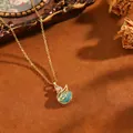 Elegante collana con ciondolo a cigno dorato con pietra occhio di gatto blu e zirconi - Collana T064 Con Cigno In Oro E Diamanti Blu