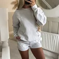 Completo due pezzi grigio composto da felpa a maniche lunghe e pantaloncini con croci - S / Grigio Chiaro