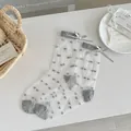 Weiße transparente Socken mit grauen Herzmustern und süßer Schleife am Saum - Einheitsgröße / Herzmuster (Grau)