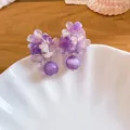 Close-up van paarse gradiënt bloemoorbellen met ronde kralenhangers. - Zilveren naald / Paars Gelaagde Bloem Stijl (5#)
