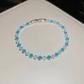 Bracciale argentato con fiori blu e zirconi brillanti, accessorio di classe elegante - Argento-Strass Blu Fiore a Quattro Petali