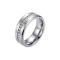 Vue détaillée d'une bague en acier inoxydable sertie de cristaux à une rangée - Taille 6 / Argent