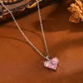 Detailansicht einer Vintage-Halskette mit rosa Herzanhänger und Edelstahlkette - Silberne Halskette mit drei rosa Strass-Herzen (T076)