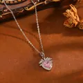 Elegante Halskette aus Edelstahl mit rosa Herzanhänger und Blumen-Details in Nahaufnahme - Silberne rosa Strass-Herzblatt-Kette (T076)