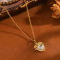 Detaillierte Makroansicht eines herzförmigen Kristallanhängers mit goldenem Zweigdesign. - Goldene weiße Strass-Herzblatt-Kette (T076)