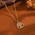 Detailansicht eines goldenen Herzanhängers mit Lebensbaum-Design und funkelnden Steinen - Goldene weiße Strass-Baum-Herzkette (T076)
