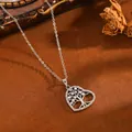 Detailansicht der Edelstahl-Herzenskette mit filigranem Lebensbaum-Anhänger-Design. - Silberne weiße Strass-Baum-Herzkette (T076)
