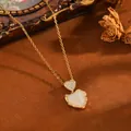 Detailansicht der Goldhalskette mit Doppelherz-Anhänger und weißem Katzenaugenstein. - Goldene Doppelherz-Halskette mit weißem Strass (T076)