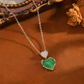 Nahaufnahme einer eleganten Vintage-Herz-Halskette mit grünem Stein und Kristalleinlagen - Silberne Doppelherz-Halskette mit grünem Strass (T076)