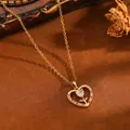Detailansicht der goldenen Herz-Halskette mit Rosenblüten-Zweig-Design und Kristallen - Goldene Halskette mit weißem Strass-Blumenherz (T076)