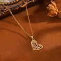 Nahaufnahme einer goldfarbenen Herz-Halskette mit funkelnden Steinen und hohlem Design. - Goldene Halskette mit Herz aus vielen weißen Strasssteinen (T076)