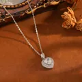 Nahaufnahme eines funkelnden herzförmigen Anhängers mit Kristallen an einer silbernen Edelstahlkette - Silberne weiße Strass-Herzkette mit Anhänger (T076)