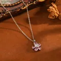 Detailansicht einer eleganten Edelstahlkette mit rosa Zirkonia-Blume auf braunem Grund - Silberne Halskette mit weißem Herz und rosa fünfblättriger Blume (T077)