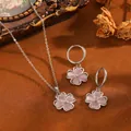 Detailansicht von Halskette und Ohrringen mit rosa Katzenaugen-Kleeblatt aus Edelstahl. - T063 Silberpulver-set Mit Vierblättrigem Kleeblatt